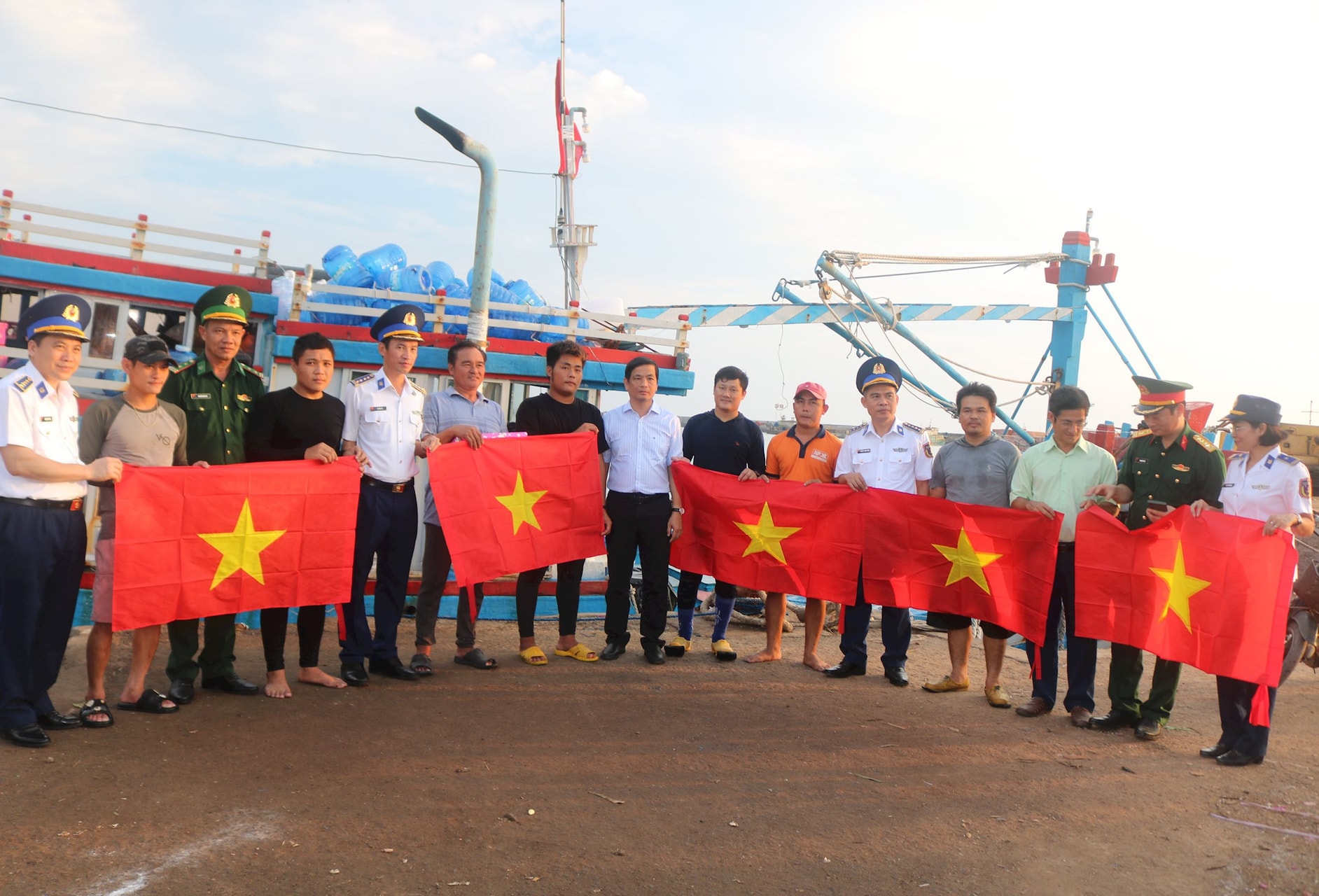 Ngư dân Lâm Đồng cùng cờ Tổ quốc vươn khơi Ngư dân Lâm Đồng cùng cờ Tổ quốc vươn khơi