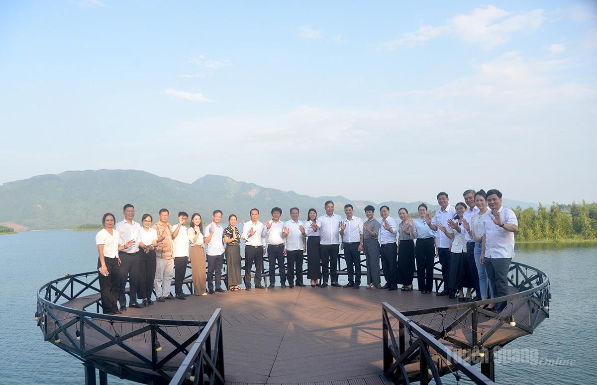Các thành viên trong đoàn của Sở Văn hóa, Thể thao và Du lịch tỉnh Tuyên Quang và tỉnh Lào Cai chụp ảnh lưu niệm tại lòng hồ Thủy điện Thác Bà.
