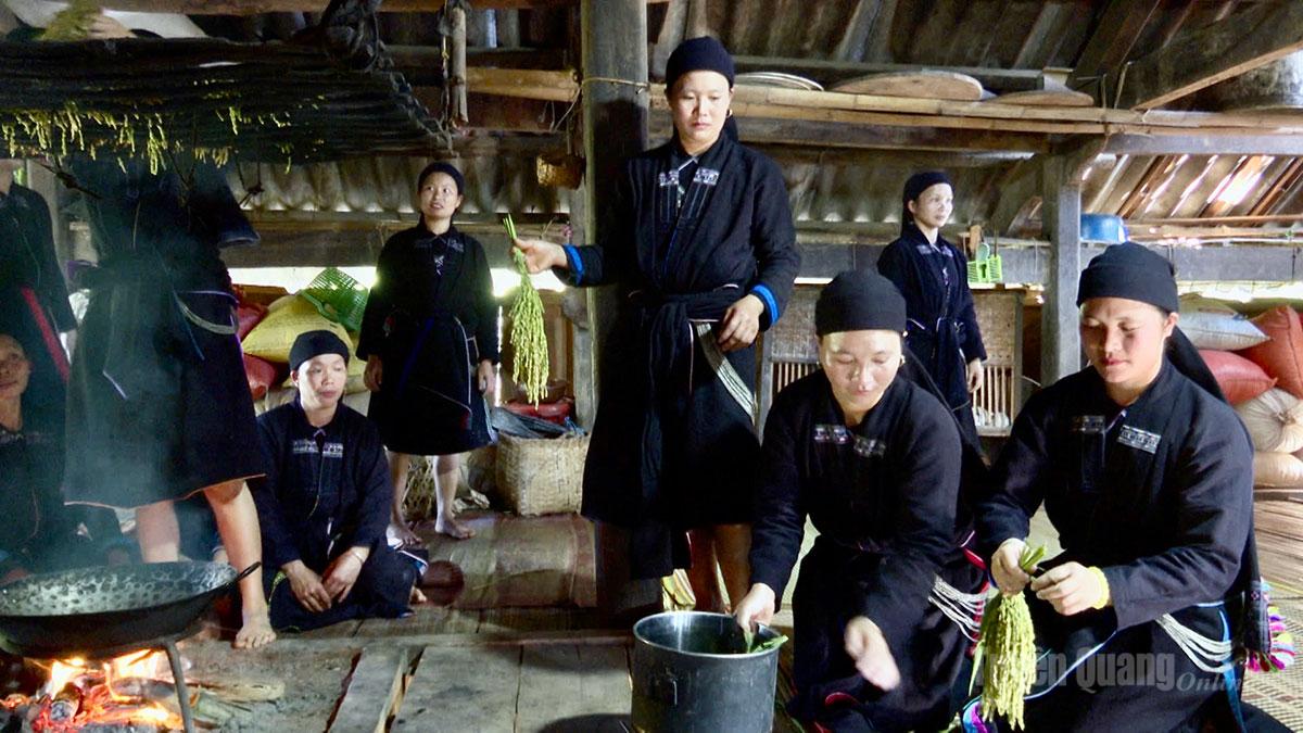 Phụ nữ La Chí chuẩn bị mâm lễ cúng cơm mới.