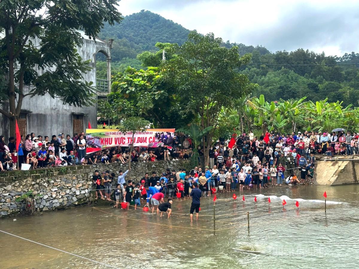 Tuyên Quang: Tết cá - giữ hồn bản sắc người Tày ở Mậu Duệ Đông đảo người dân cổ vũ phần thi đua cá tại Lễ hội Tết cá.