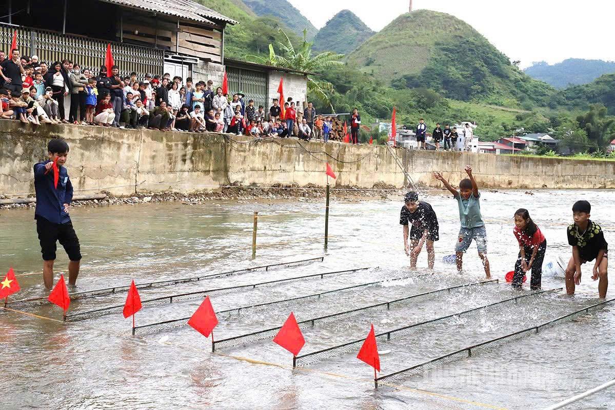 Phần thi đua cá tạo không khí sôi nổi trong ngày hội của người Tày Mậu Duệ.