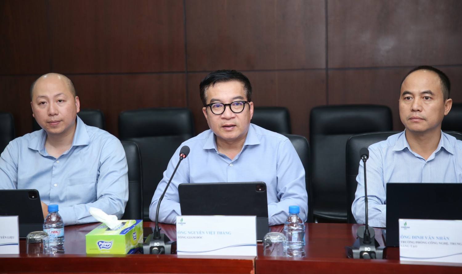 Tổng Giám đốc BSR Nguyễn Việt Thắng phát biểu tại buổi làm việc, nhấn mạnh định hướng tăng cường hợp tác đào tạo, nghiên cứu khoa học và ứng dụng công nghệ phục vụ phát triển doanh nghiệp.