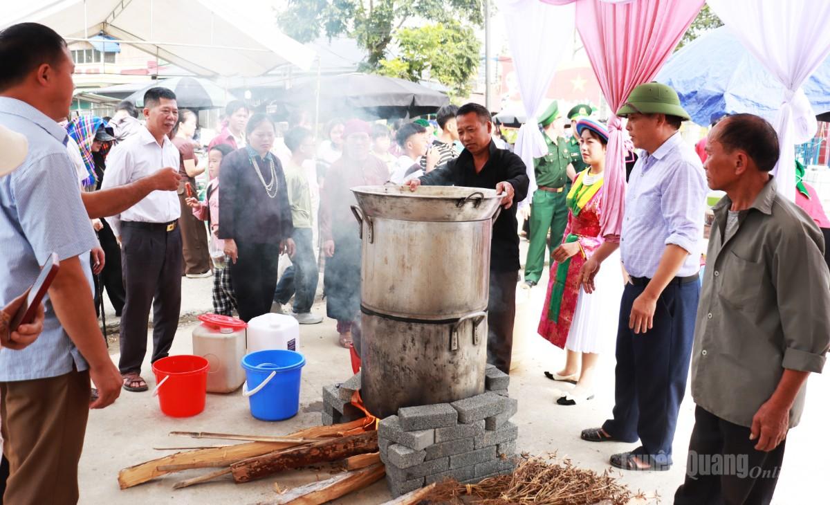 Thi nấu rượu ngô men lá – hoạt động đặc sắc tại ngày hội.