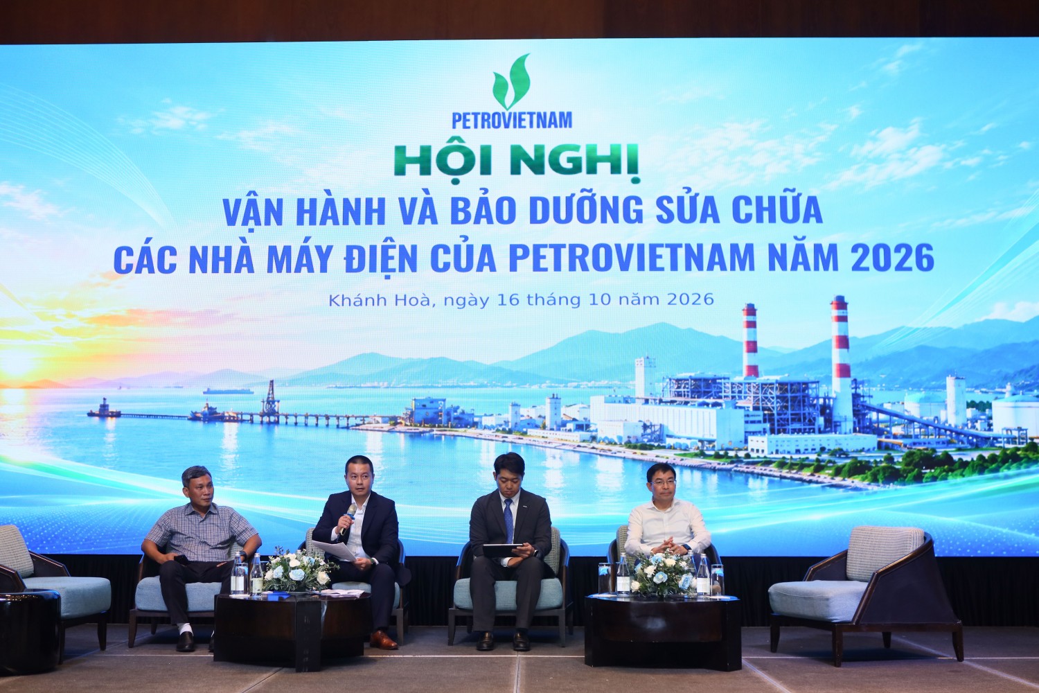 Các đại biểu trao đổi tại tọa đàm