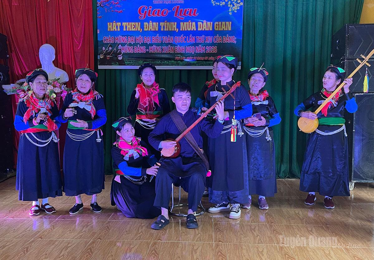 Phùng Văn Tiến biểu diễn hát Then tại Giao lưu hát Then, đàn Tính, múa dân gian tại xã Phù Lưu.