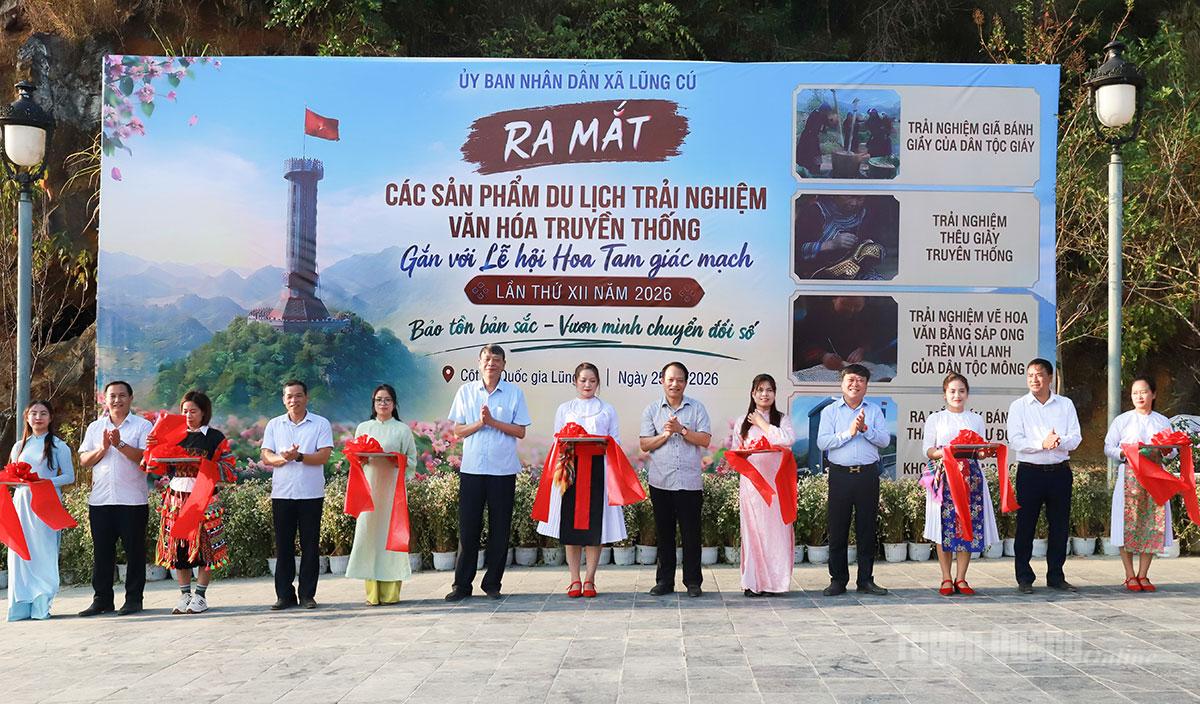 Các đại biểu cắt băng ra mắt các sản phẩm du lịch trải nghiệm.