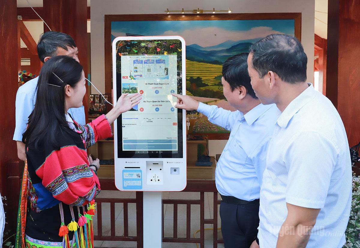 Ra mắt máy bán vé tham quan tự động góp phần nâng cao chất lượng phục vụ tại điểm Cột cờ quốc gia Lũng Cú.