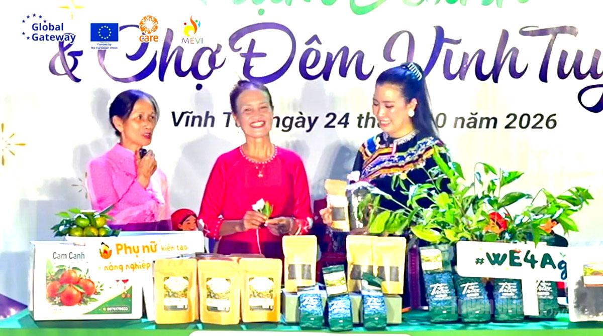 Phụ nữ Vĩnh Tuy hào hứng giới thiệu các sản phẩm chè và nông sản được sản xuất theo hướng xanh, thân thiện với môi trường.