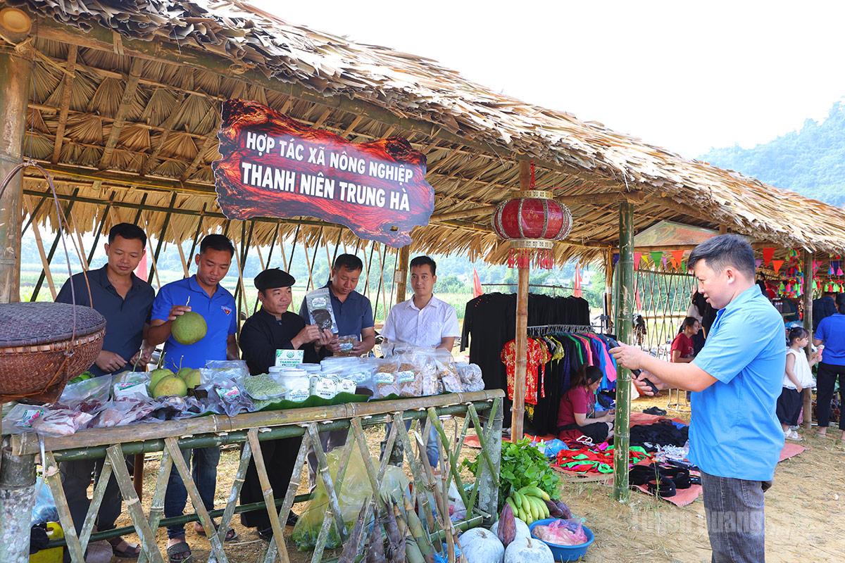 Đoàn viên, thanh niên xã Trung Hà livestream quảng bá nông sản trên nền tảng xã hội.