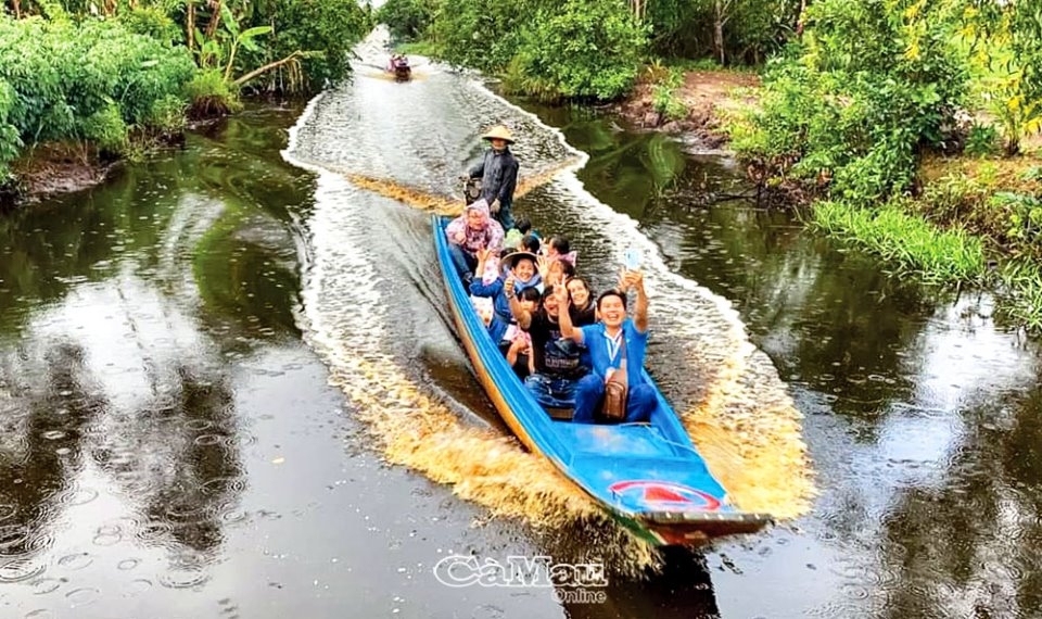 Tham quan trải nghiệm các điểm du lịch sinh thái trên địa bàn xã Khánh An là sự lựa chọn của đông đảo du khách trong và ngoài tỉnh.