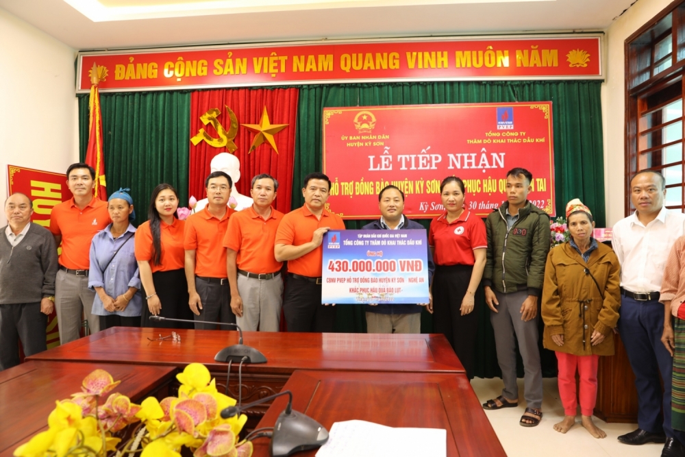 Ông Hoàng Ngọc Trung, Phó Tổng Giám đốc đại diện PVEP trao hỗ trợ cho đại diện UBND huyện Kỳ Sơn nhằm khắc phục hậu quả bão lũ