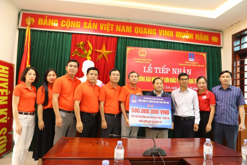 Ông Hoàng Ngọc Trung, Phó Tổng Giám đốc đại diện PVEP trao hỗ trợ cho đại diện UBND huyện Kỳ Sơn nhằm khắc phục hậu quả bão lũ