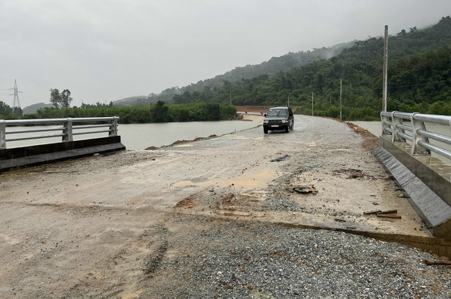 Tuyến đường Diêm Tiêu - Kim Sơn, huyện Hoài Ân bị sạt lở trong đợt mưa lũ giữa tháng 10, đã được khắc phục tạm thời. Ảnh: HẢI YẾN