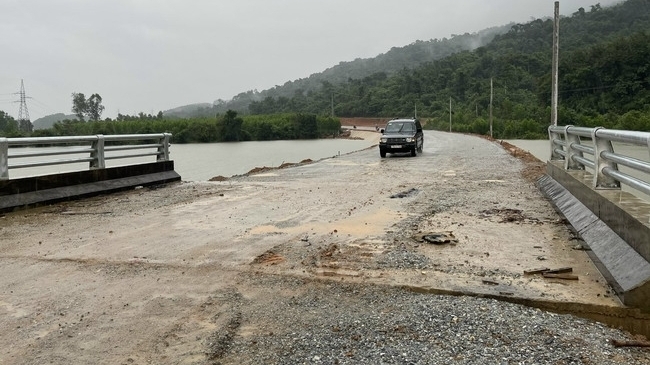 Bình Định: Khẩn trương tu sửa các tuyến đường bị sạt lở