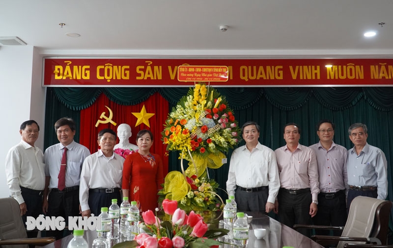 Bến Tre: Bí thư Tỉnh ủy Lê Đức Thọ thăm, tặng quà cán bộ quản lý ngành giáo dục qua các thời kỳ