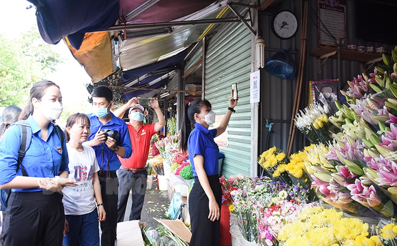 Các hộ kinh doanh tại phường An Hội, TP. Bến Tre áp dụng phương thức thanh toán không dùng tiền mặt.