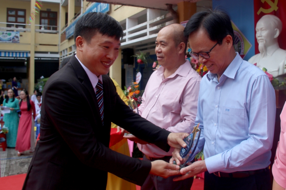 BSR hỗ trợ 300 triệu đồng cho trường THCS Nguyễn Thị Minh Khai