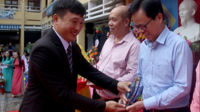 BSR hỗ trợ 300 triệu đồng cho trường THCS Nguyễn Thị Minh Khai