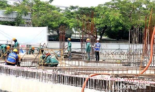 Dự án Nhà ở xã hội tại P.Quang Vinh (TP.Biên Hòa) đang được xây dựng dự kiến hoàn thành năm 2025. Ảnh: H.Giang