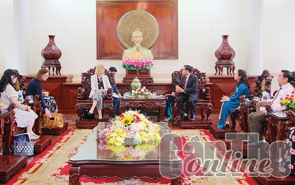 Ông Nguyễn Văn Hồng, Phó Chủ tịch UBND TP Cần Thơ, cùng lãnh đạo sở, ngành tiếp bà Susan Burns, Tổng Lãnh sự Hoa Kỳ tại TP Hồ Chí Minh trong chuyến công tác của đoàn tại TP Cần Thơ tháng 11-2022.