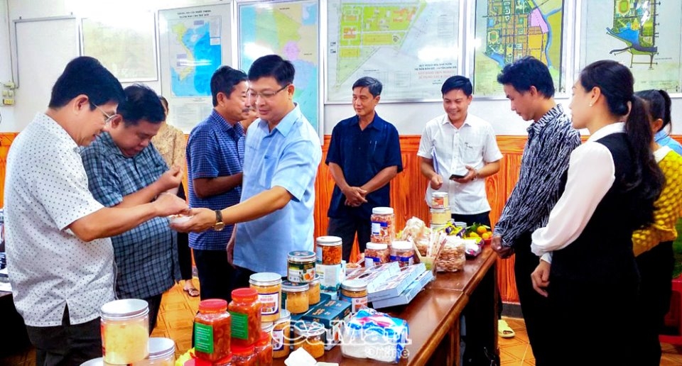 Ông Lê Minh Hiền, Chủ tịch UBND huyện Ðầm Dơi (thứ tư từ trái sang) giới thiệu các sản phẩm OCOP tại buổi chấm điểm sản phẩm OCOP lần thứ 2 năm 2022 của huyện.