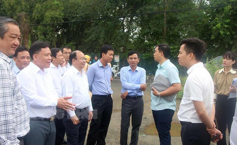Đoàn khảo sát tại xã Đại Hòa Lộc, huyện Bình Đại. Ảnh: Huyền Trang