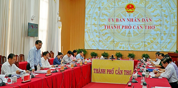 Đồng chí Lê Quang Mạnh, Ủy viên Trung ương Đảng, Bí thư Thành ủy Cần Thơ, Trưởng Đoàn giám sát phát biểu tại buổi làm việc. 