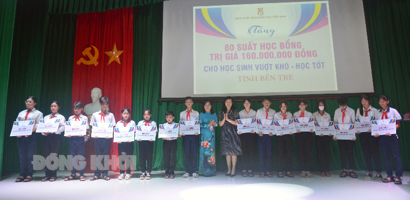 Các em học sinh nhận học bổng.