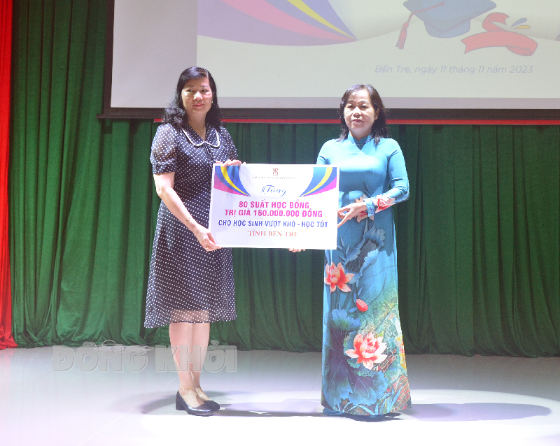 Phó tổng giám đốc Công ty cổ phần Đầu tư và Phát triển Giáo dục Phương Nam Bùi Thu Giang trao bảng tượng trưng học bổng cho Giám đốc Sở GD&amp;ĐT La Thị Thuý.