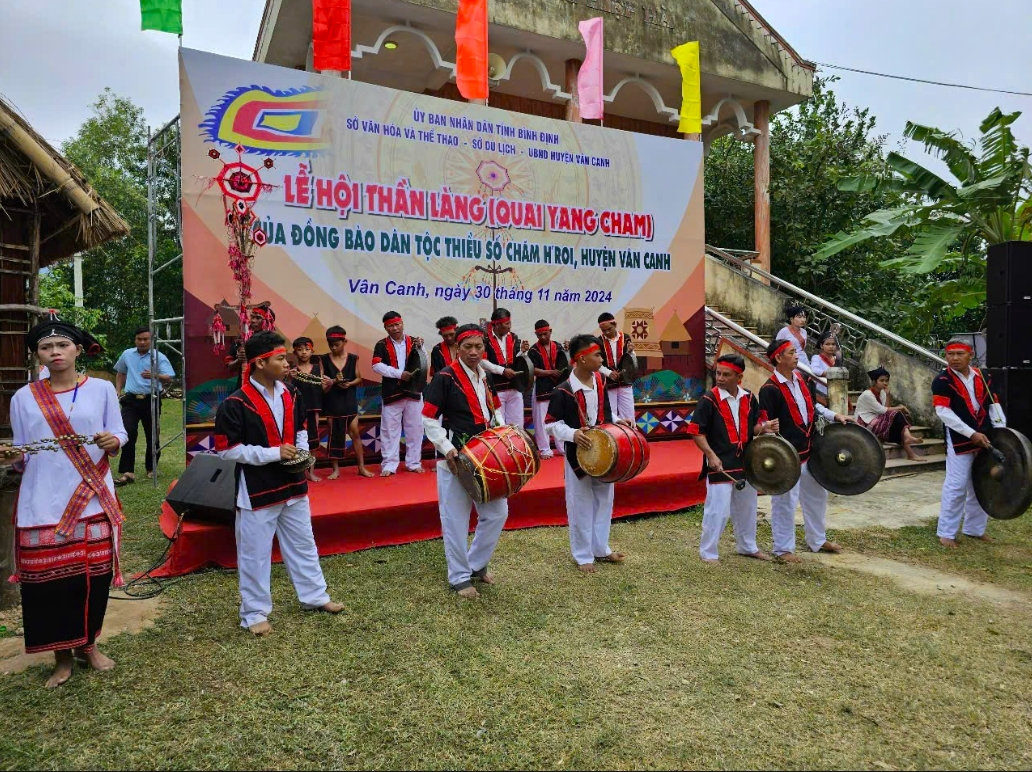 Nghệ thuật trình diễn trống đôi, một nét văn hóa rất riêng của người Chăm Hroi