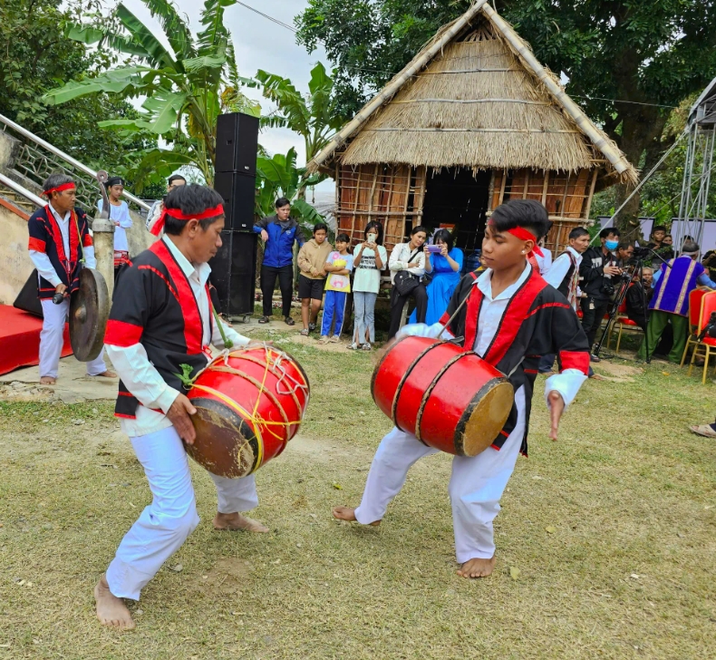 Nghệ thuật trình diễn trống đôi, một nét văn hóa rất riêng của người Chăm Hroi