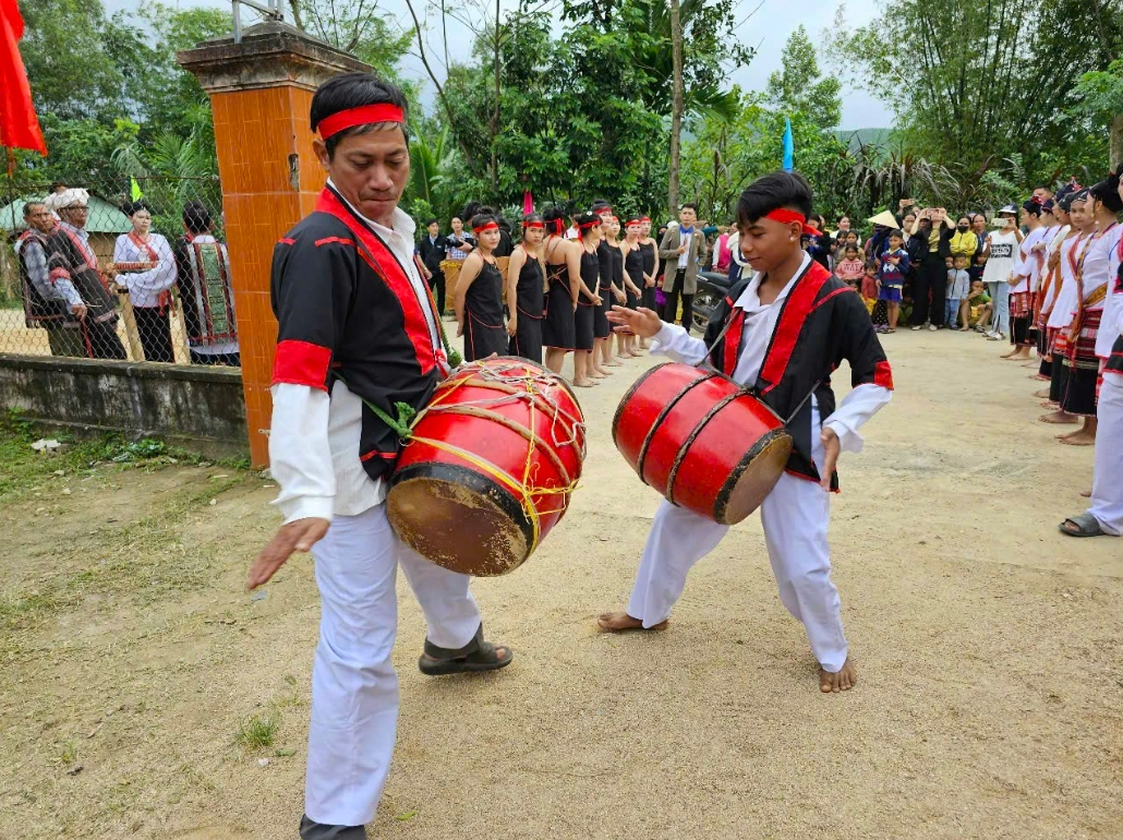 Nghệ thuật trình diễn trống đôi, một nét văn hóa rất riêng của người Chăm Hroi