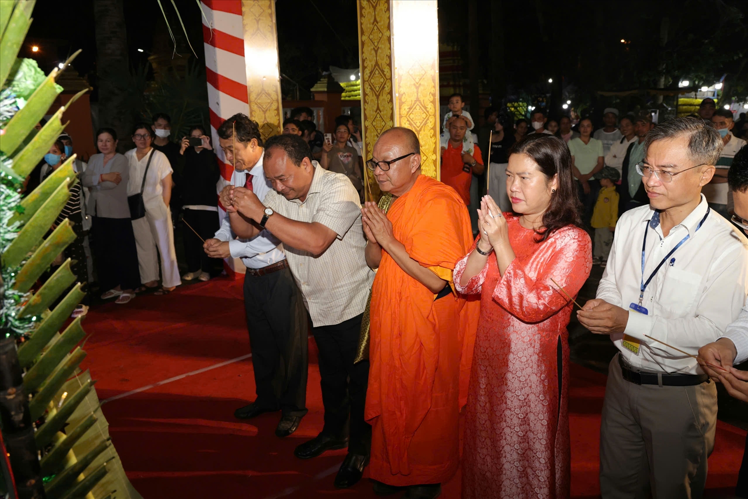 Nét đẹp Lễ cúng Trăng, đút cốm dẹp của đồng bào Khmer Nét đẹp Lễ cúng Trăng, đút cốm dẹp của đồng bào Khmer
