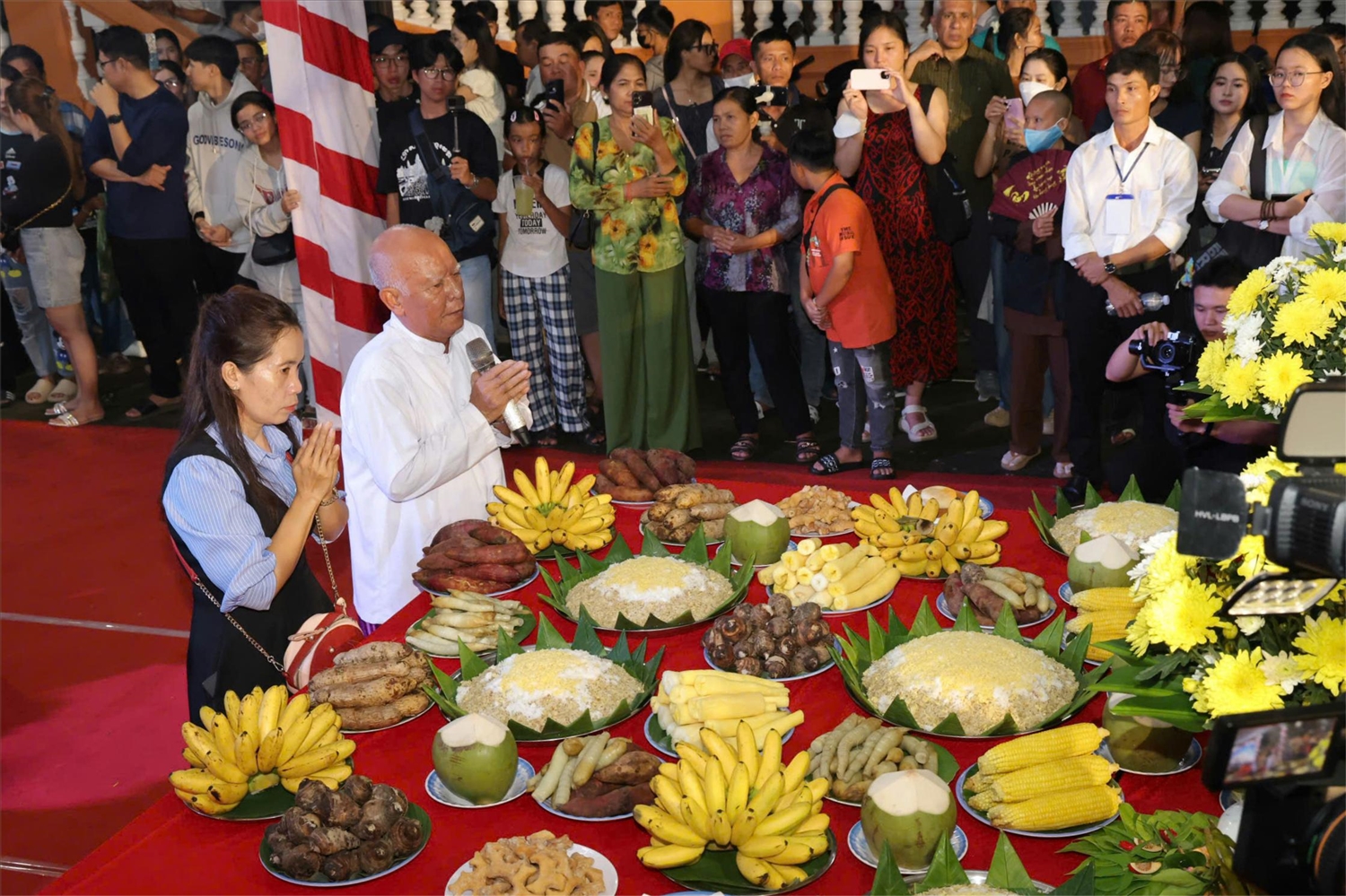 Nét đẹp Lễ cúng Trăng, đút cốm dẹp của đồng bào Khmer Nét đẹp Lễ cúng Trăng, đút cốm dẹp của đồng bào Khmer