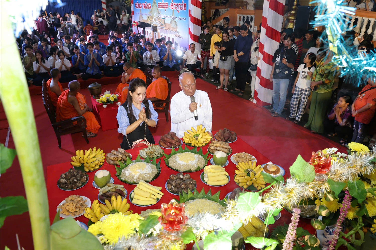 Nét đẹp Lễ cúng Trăng, đút cốm dẹp của đồng bào Khmer Nét đẹp Lễ cúng Trăng, đút cốm dẹp của đồng bào Khmer