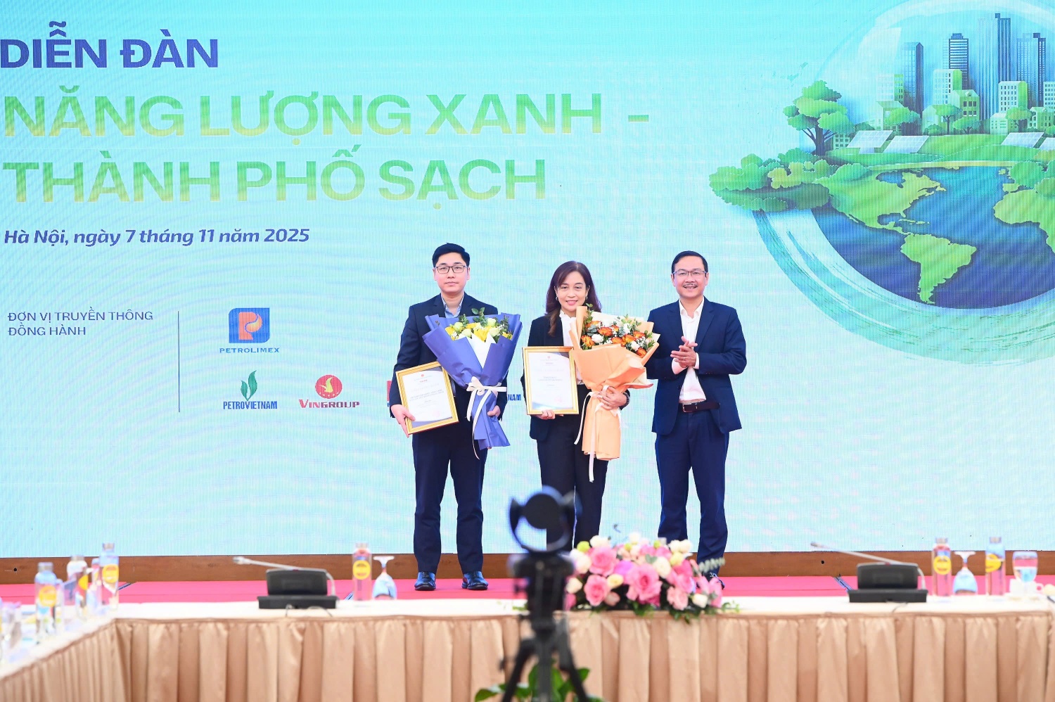 Petrovietnam nỗ lực cân bằng mục tiêu kinh tế, môi trường và bảo đảm an ninh năng lượng Petrovietnam nỗ lực cân bằng mục tiêu kinh tế, môi trường và bảo đảm an ninh năng lượng