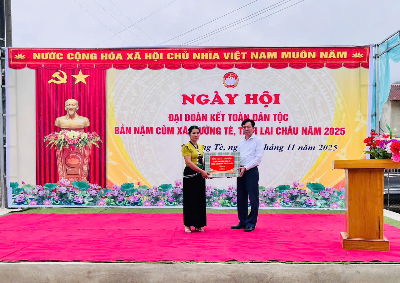 Lai Châu: Ngày hội đại đoàn kết toàn dân tộc bản Nậm Củm (xã Mường Tè) Lai Châu: Ngày hội đại đoàn kết toàn dân tộc bản Nậm Củm (xã Mường Tè)