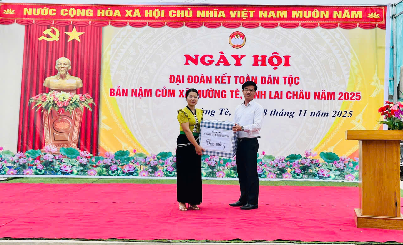 Lai Châu: Ngày hội đại đoàn kết toàn dân tộc bản Nậm Củm (xã Mường Tè) Lai Châu: Ngày hội đại đoàn kết toàn dân tộc bản Nậm Củm (xã Mường Tè)