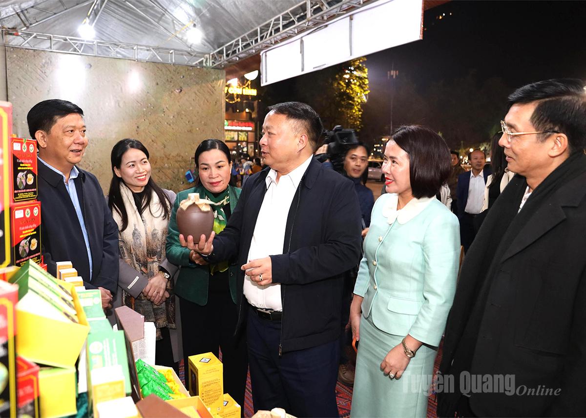 Tuyên Quang: Khai mạc Không gian trưng bày OCOP và thưởng trà Shan tuyết Tuyên Quang: Khai mạc Không gian trưng bày OCOP và thưởng trà Shan tuyết