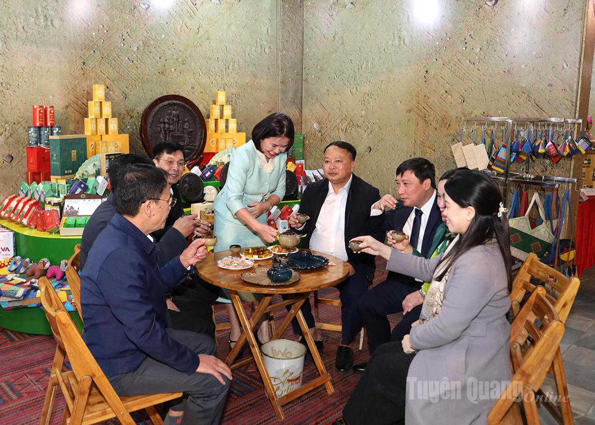 Tuyên Quang: Khai mạc Không gian trưng bày OCOP và thưởng trà Shan tuyết Tuyên Quang: Khai mạc Không gian trưng bày OCOP và thưởng trà Shan tuyết