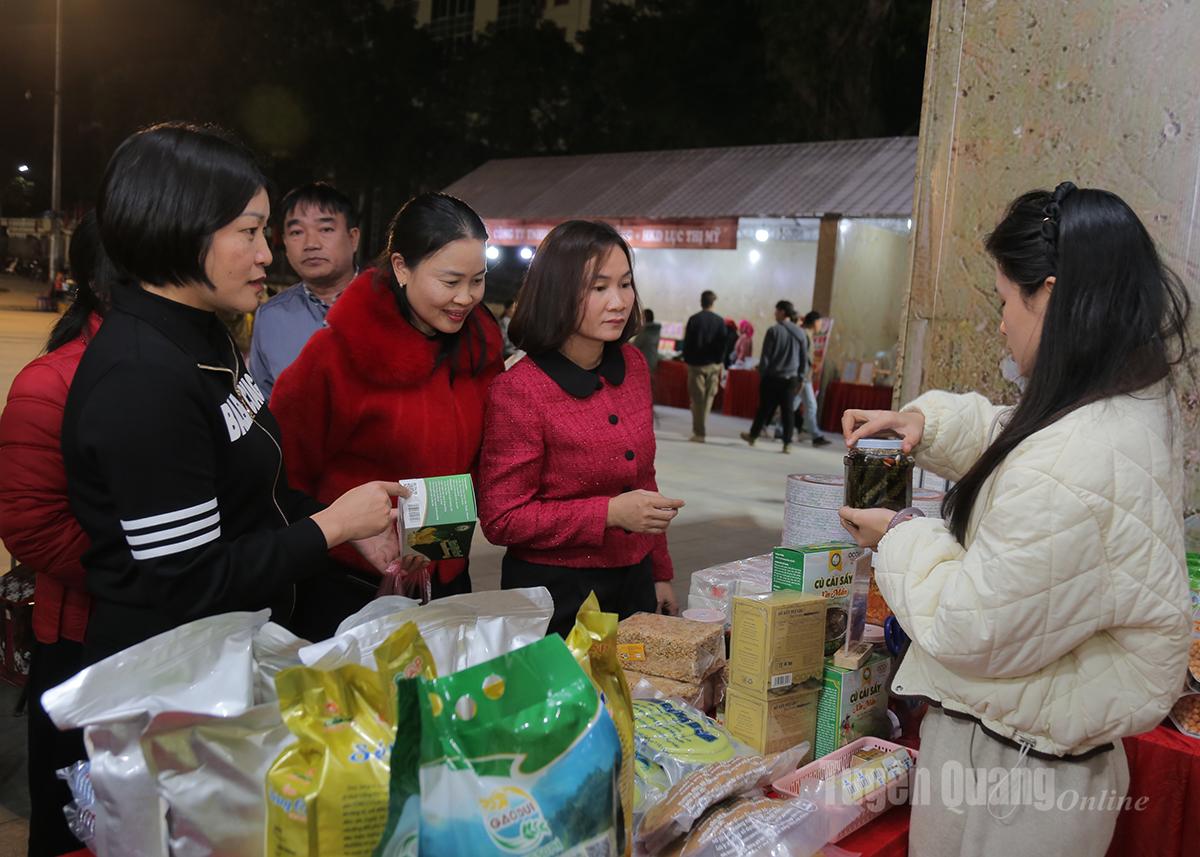 Tuyên Quang: Khai mạc Không gian trưng bày OCOP và thưởng trà Shan tuyết Tuyên Quang: Khai mạc Không gian trưng bày OCOP và thưởng trà Shan tuyết