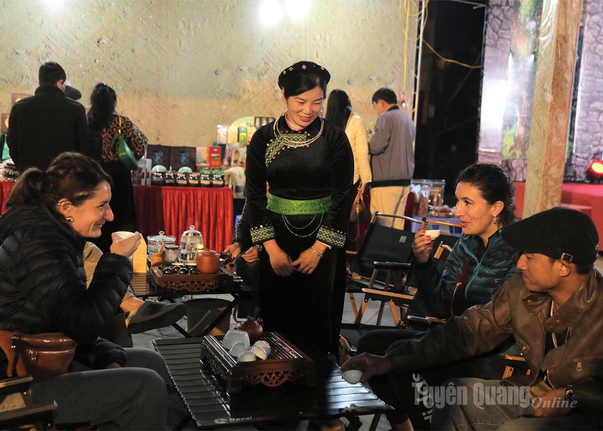Tuyên Quang: Khai mạc Không gian trưng bày OCOP và thưởng trà Shan tuyết Tuyên Quang: Khai mạc Không gian trưng bày OCOP và thưởng trà Shan tuyết