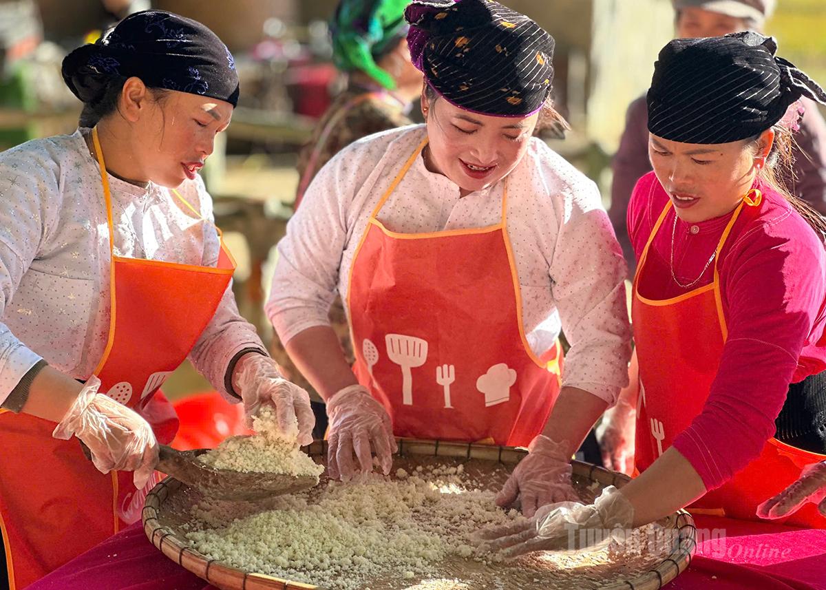 Tuyên Quang: Xã Đồng Văn tổ chức hội thi làm bánh truyền thống