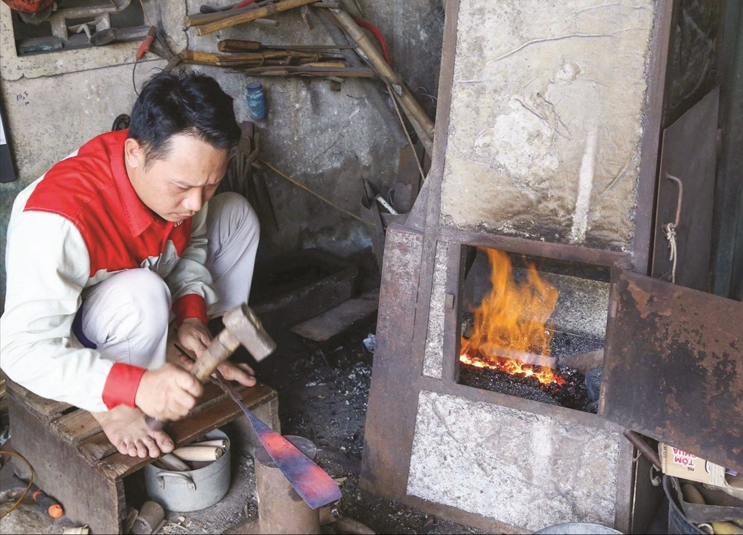 Thăm làng nghề rèn lâu đời nhất Việt Nam Thăm làng nghề rèn lâu đời nhất Việt Nam