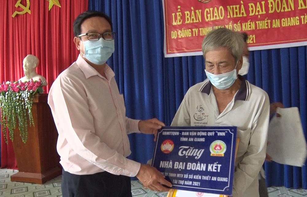 UBMTTQVN tỉnh An Giang trao 30 căn nhà Đại đoàn kết cho hộ nghèo huyện Phú Tân