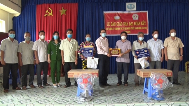 UBMTTQVN tỉnh An Giang trao 30 căn nhà Đại đoàn kết cho hộ nghèo huyện Phú Tân