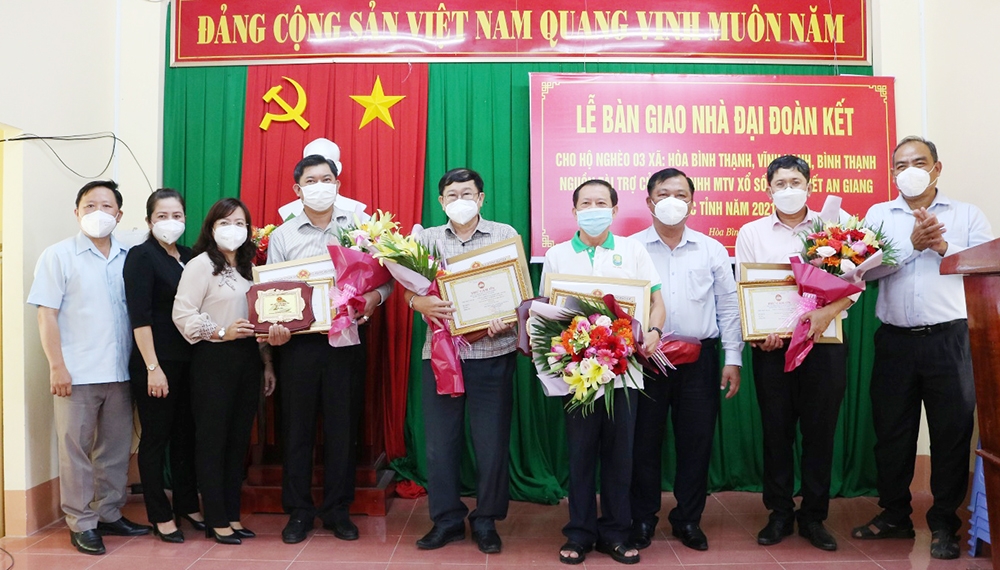 An Giang: 50 hộ nghèo huyện Châu Thành được bàn giao nhà Đại đoàn kết