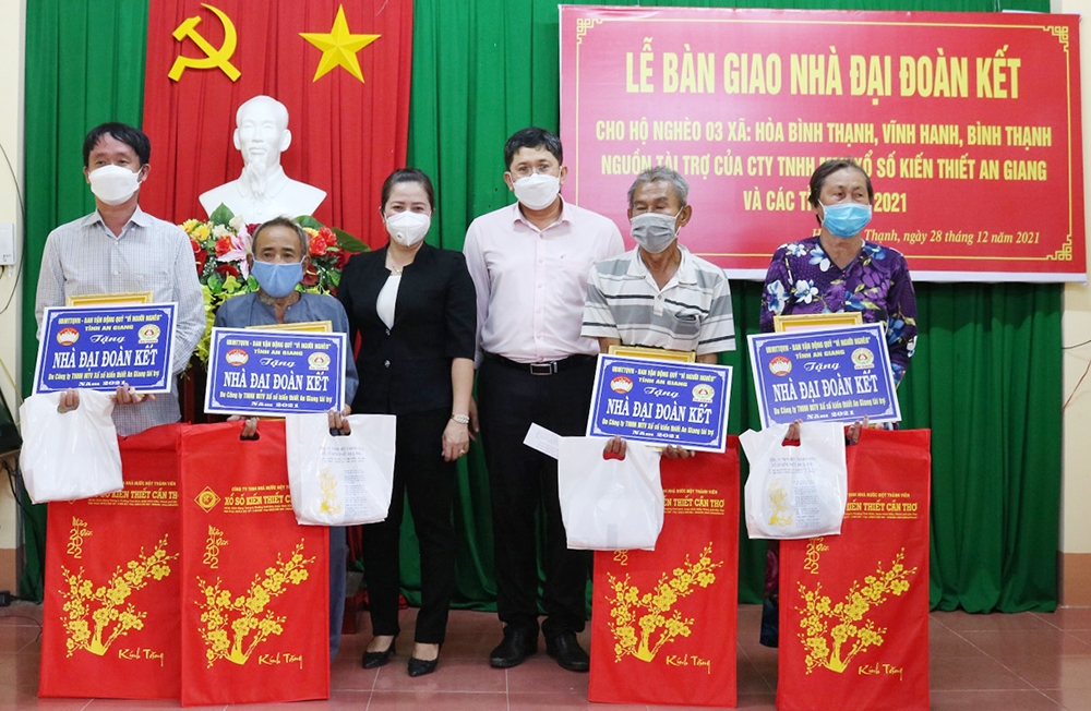 An Giang: 50 hộ nghèo huyện Châu Thành được bàn giao nhà Đại đoàn kết