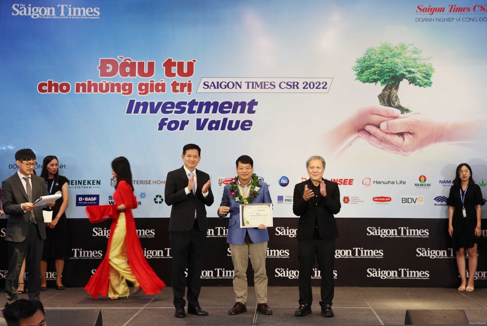 Ông Tống Xuân Phong - Chủ tịch Công đoàn TCT đại diện PVFCCo nhận chứng nhận Doanh nghiệp vì cộng đồng