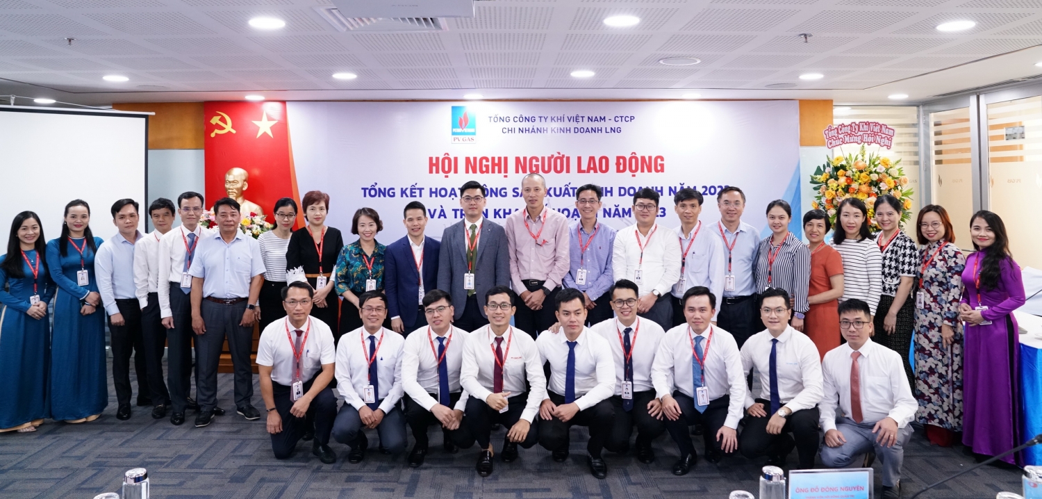Các đại biểu chúc mừng thành công Hội nghị Người lao động PV GAS LNG 2022